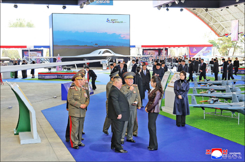 北韓29日舉行「無人航空技術發展-2026」展覽會，領導人金正恩在夫人李雪主及女兒金主愛陪同下出席活動。	（法新社）
