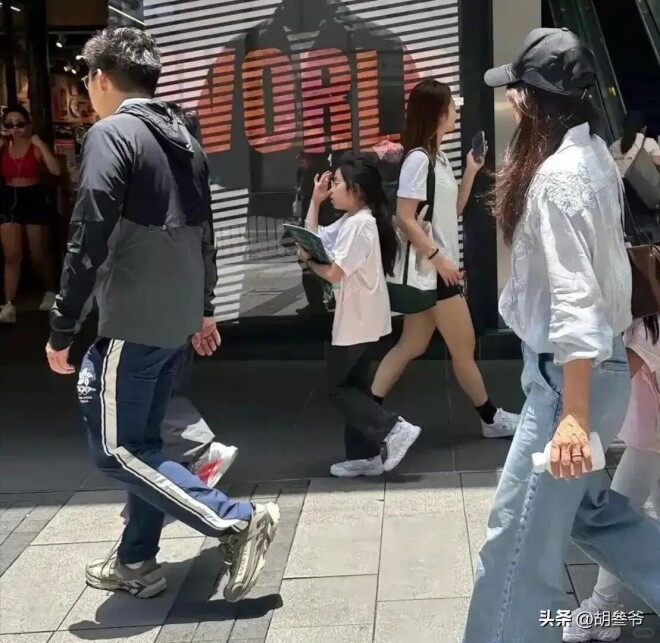 郭晶晶中环逛街被偶遇 衣服皱巴、头发干枯毛躁（配图8）