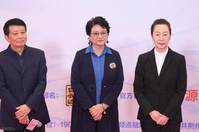 51岁周迅同框71岁奚美娟 一个灵动一个优雅（配图15）