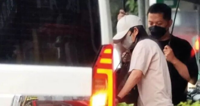 45岁安以轩：代丈夫去银行取钱遭拒 靠积蓄养娃（配图13）
