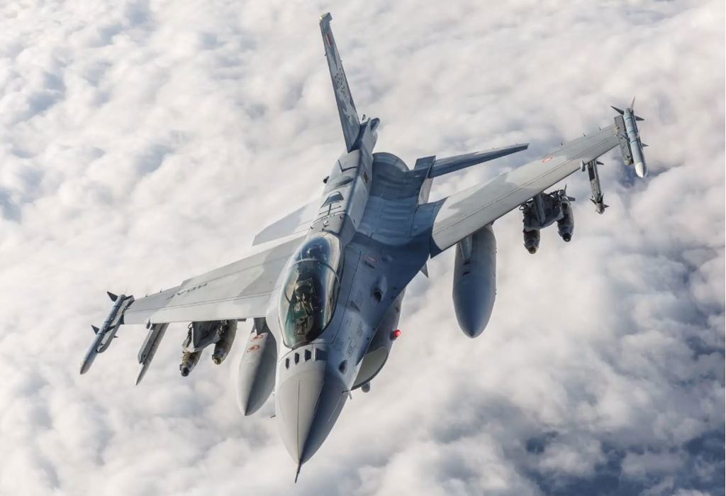 70批次F-16戰機全副武裝，在加州愛德華茲空軍基地（Edwards Air Force Base）上空受油的資料照。（美國空軍）