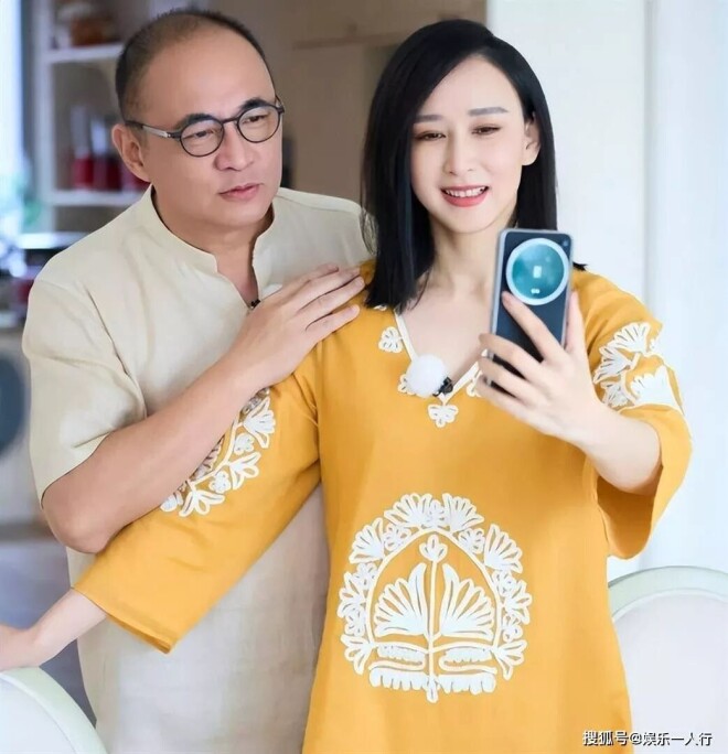 胡静杭州偶遇 白衬衫牛仔裤、素颜白皙太冻龄（配图14）