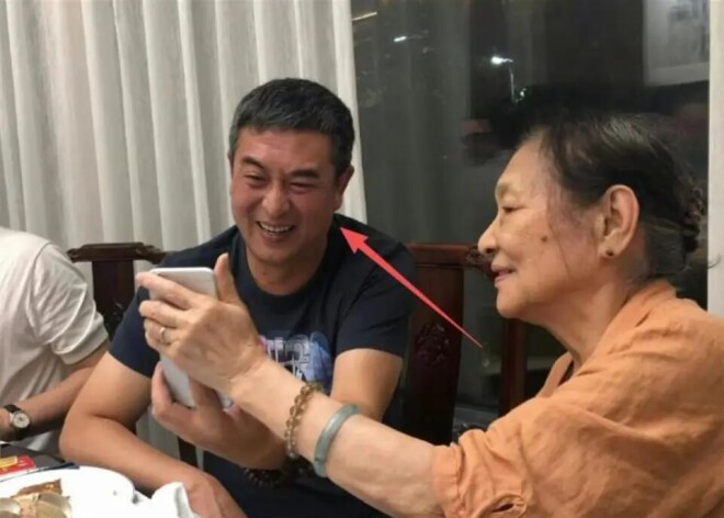 张嘉益好友聚餐 70岁陈宝国胸肌仍在状态佳（配图3）