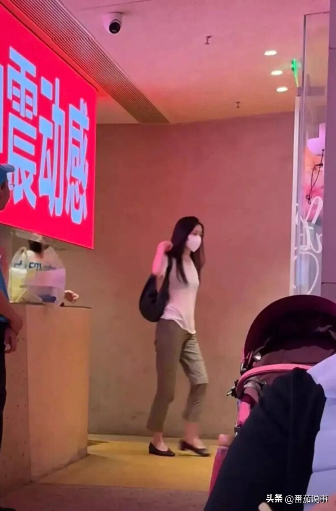 王菲带李嫣在阿那亚吃面 女儿又白又瘦太抢眼（配图3）