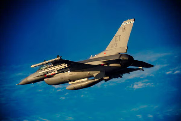 MALD无人载具由雷神公司（Raytheon）设计与制造。(U.S. Air Force photo/Staff Sgt. Joely Santiago)