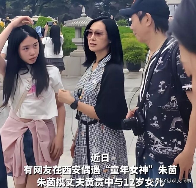 北京机场偶遇朱茵 穿的很潮生图黑又矮（配图21）