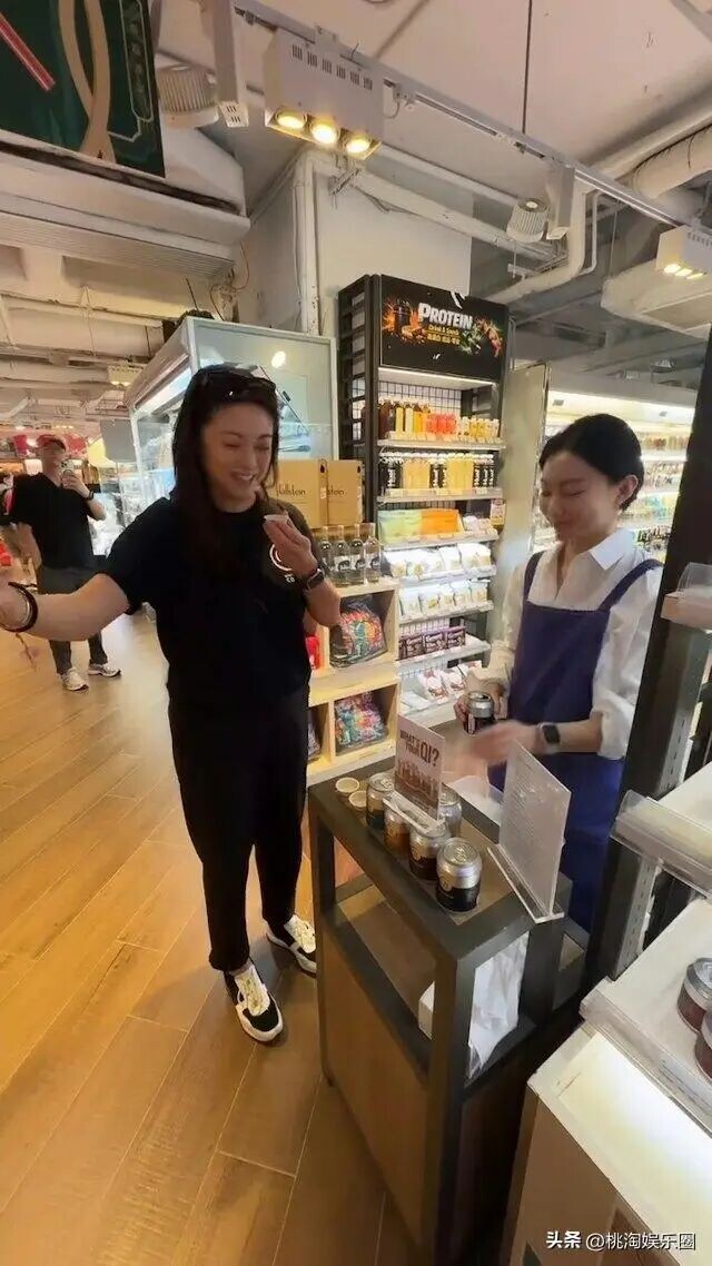 47岁廖碧儿回应与70岁富商恋情传闻 澄清4克（配图1）