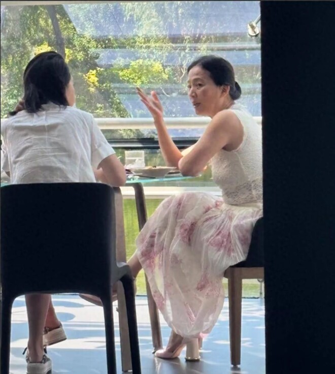 刘亦菲妈妈刘晓莉现身某餐厅 65岁的她发量惊人（配图1）
