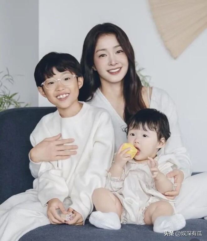 44岁演员女星穿泳装给女儿喂奶 日常画面引热议（配图7）