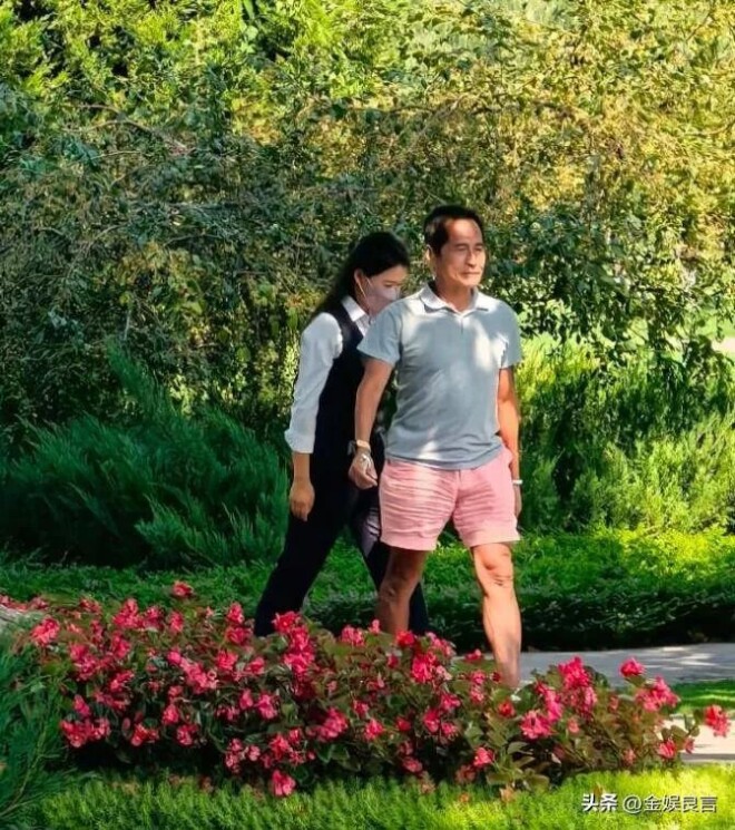66岁齐秦公园遛弯 额头脱发皮肤黝黑（配图3）