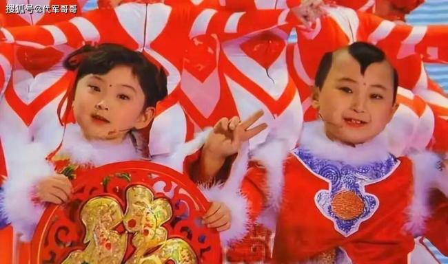 她4岁时跟哥哥上春晚，7岁时哥哥病逝，现状如何