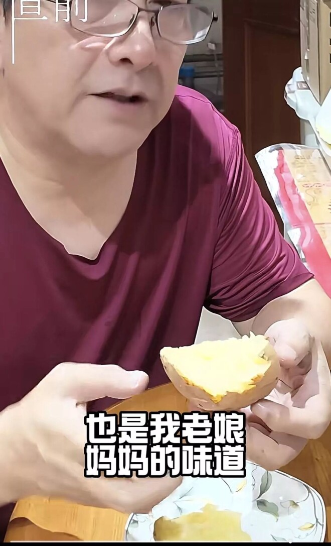63岁水均益活成孤家寡人 一人烤4个定西土豆（配图23）