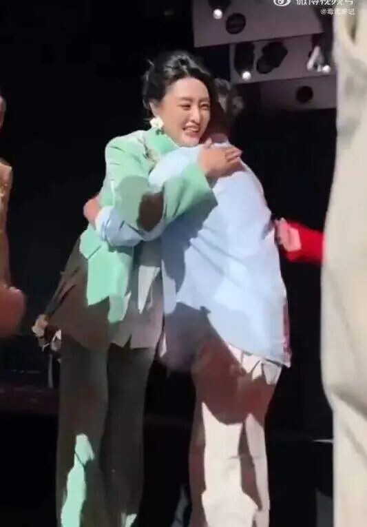 蒋欣被男设计师突然亲脖子 吓得当场大叫（配图4）