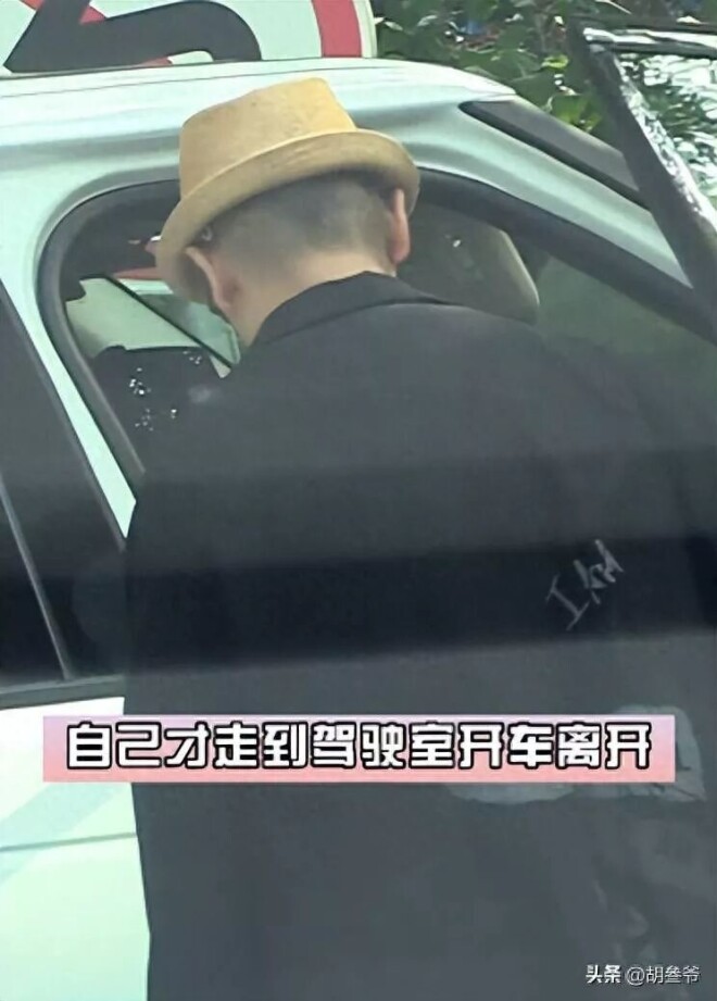 曝54岁赵文卓拼4胎 44岁老婆小腹隆起藏不住（配图1）