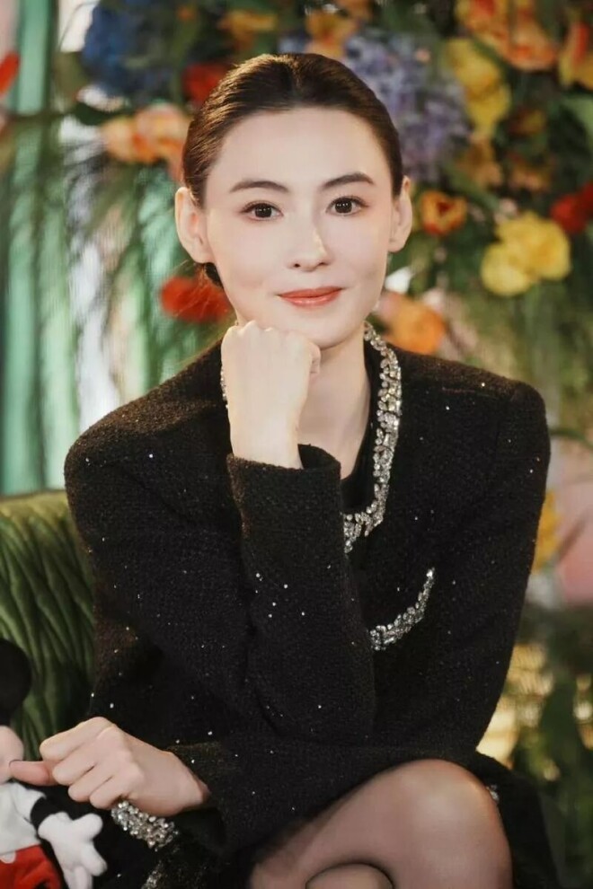 张柏芝现身青岛 30度大热天穿牛仔外套（配图13）