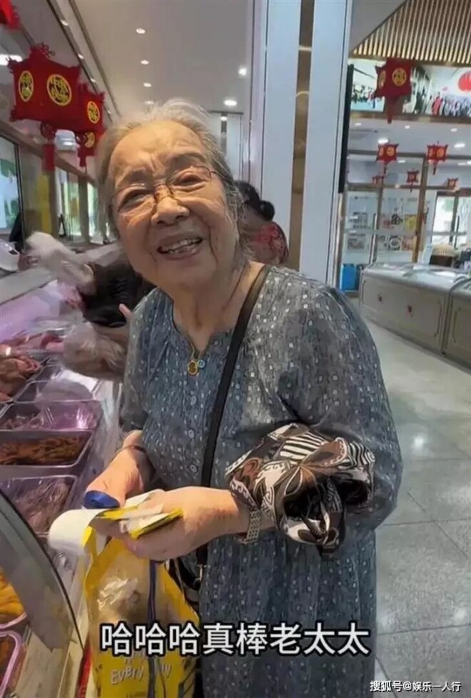 “容嬷嬷”李明启拒与儿子同住 独居60平老房（配图2）