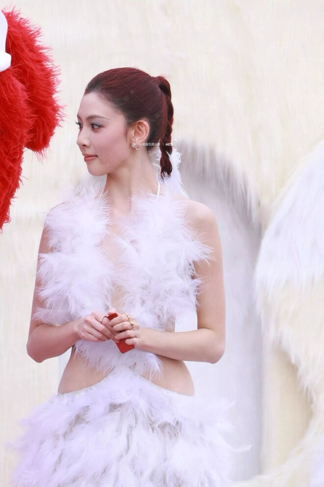全透明、没一块布料 戚薇宋妍霏被指擦边（配图10）