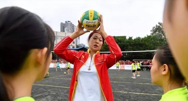 女排首任队长弃官下海，北京有楼女儿是国际超模