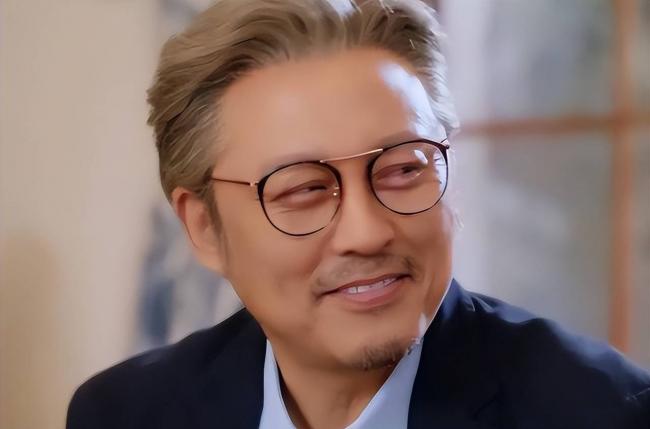 他是红楼第一美男，今62岁享受天伦，住豪宅