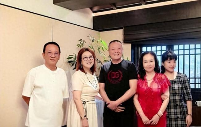 张艺谋没想到，苦干42年，给岳父岳母做了嫁衣