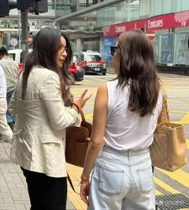 郭晶晶中环逛街被偶遇 衣服皱巴、头发干枯毛躁（配图10）