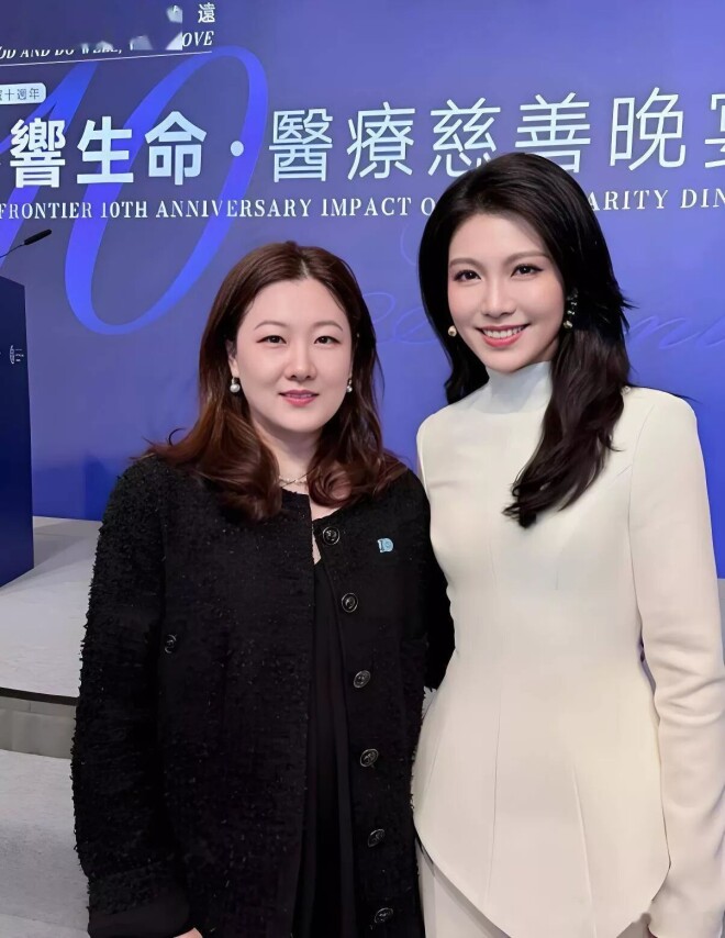伏明霞一家五口参加晚宴 23岁大女儿颜值惊艳（配图3）