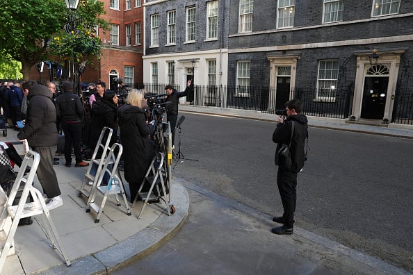 英国首相斯塔默在内阁会议上表示，尽管有人要求辞职，但他仍打算继续担任领导人 ...