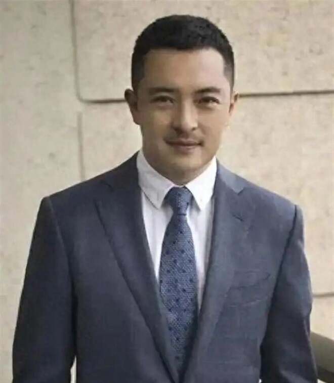 与曾黎分手4年后娶饶敏莉 50岁的富大龙现状如何（配图5）