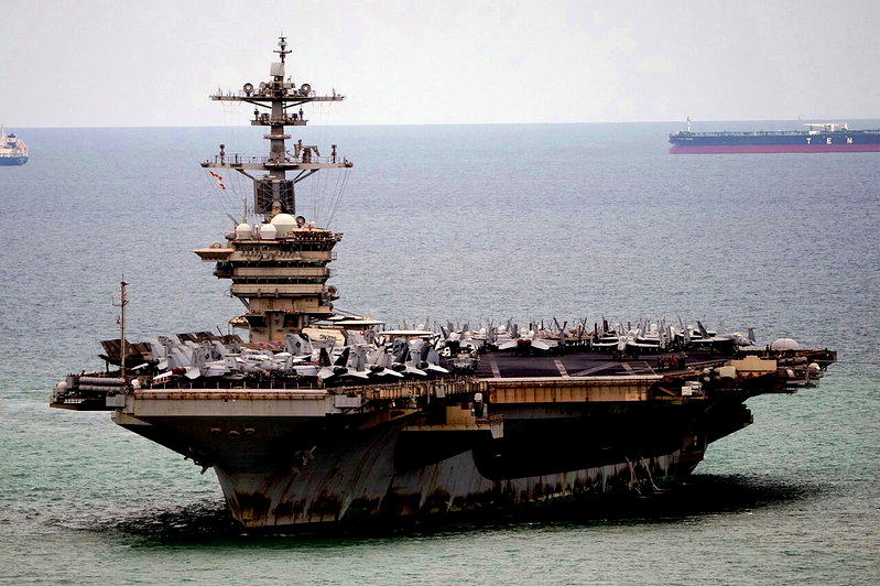 美国海军航空母舰「林肯号」结束长期中东部署后，2日驶向泰国春武里府林查班港靠港休...