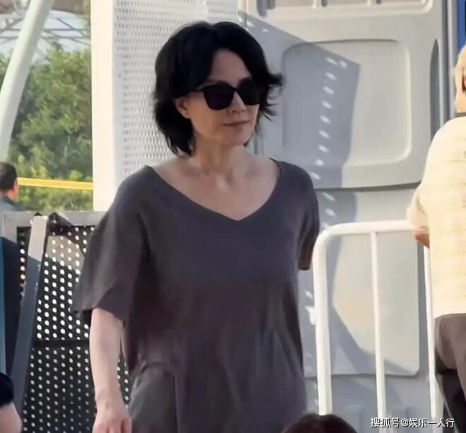 王菲母女三人在阿那亚 前夫窦唯也在（配图10）