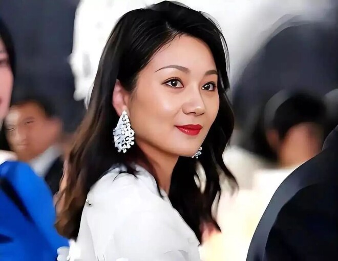 76岁张艺谋尽显老态 44岁陈婷布局后路（配图9）