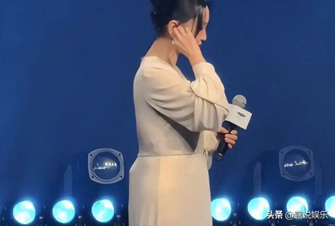 43岁金莎腰腹圆润下意识护肚 真的瞒不住了？（配图1）