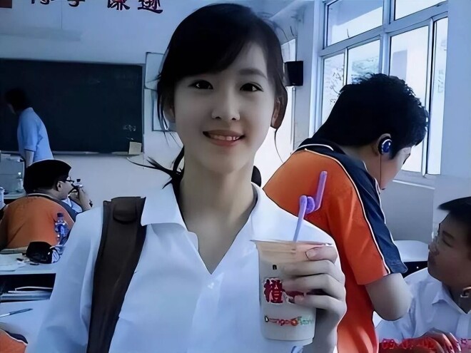 58岁邓文迪与32岁章泽天同框 谁的气场更强（配图12）