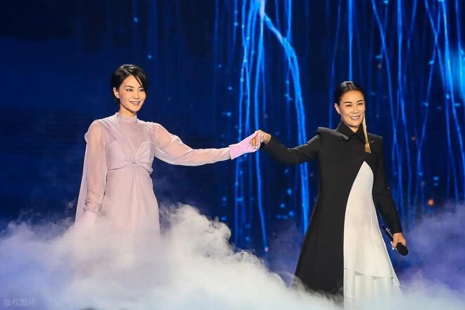 57岁王菲现身女儿演唱会 短裤雨靴秀美腿白又薄（配图21）