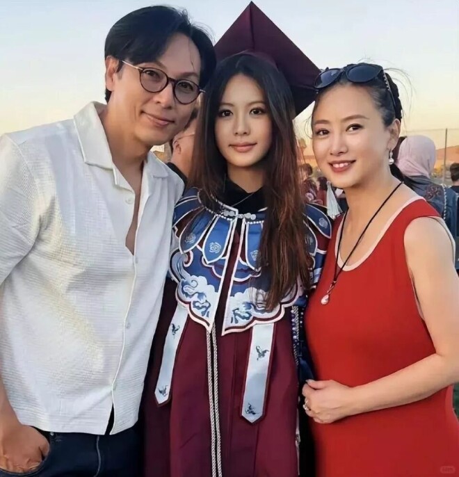 翁虹19岁女儿三次拒爱 在美国上学却“不随便”（配图1）