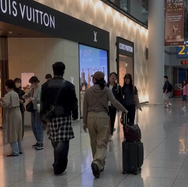 钟丽缇夫妇走机场：她腰粗胯宽 张伦硕打扮潮酷（配图9）