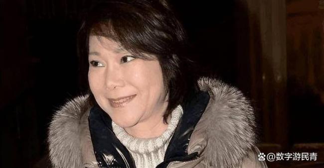 自己是世界冠军，丈夫也是国手，退役后跑去洗碗