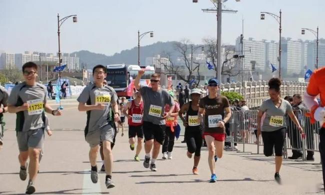 可惜了，25岁高颜值学霸倒在全马赛道上