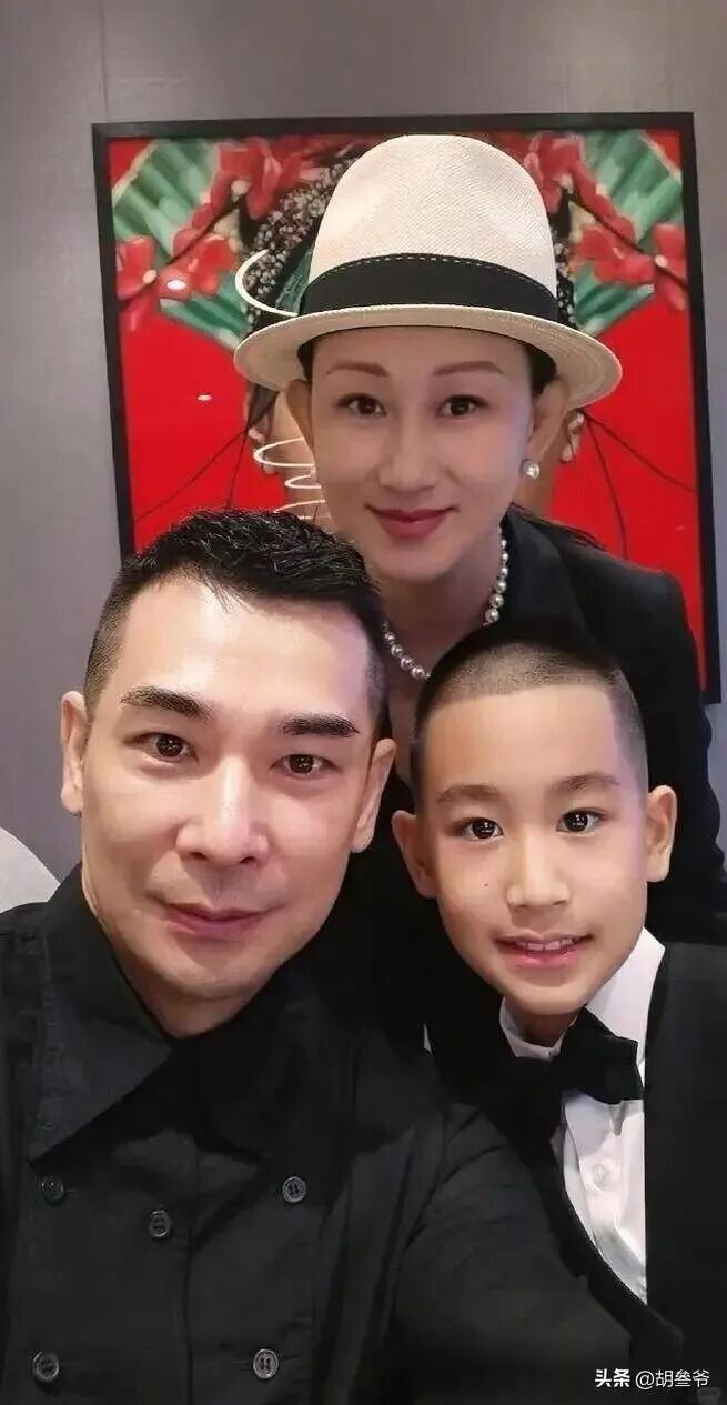 曝54岁赵文卓拼4胎 44岁老婆小腹隆起藏不住（配图4）