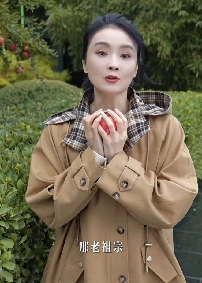 52岁王艳在自家楼顶摘石榴 穿着好清爽（配图16）
