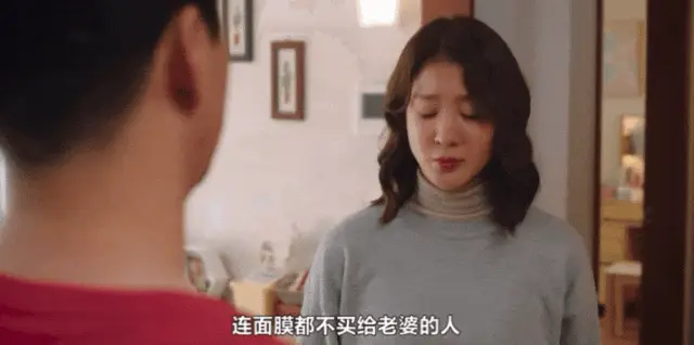 44岁演员女星穿泳装给女儿喂奶 日常画面引热议（配图19）