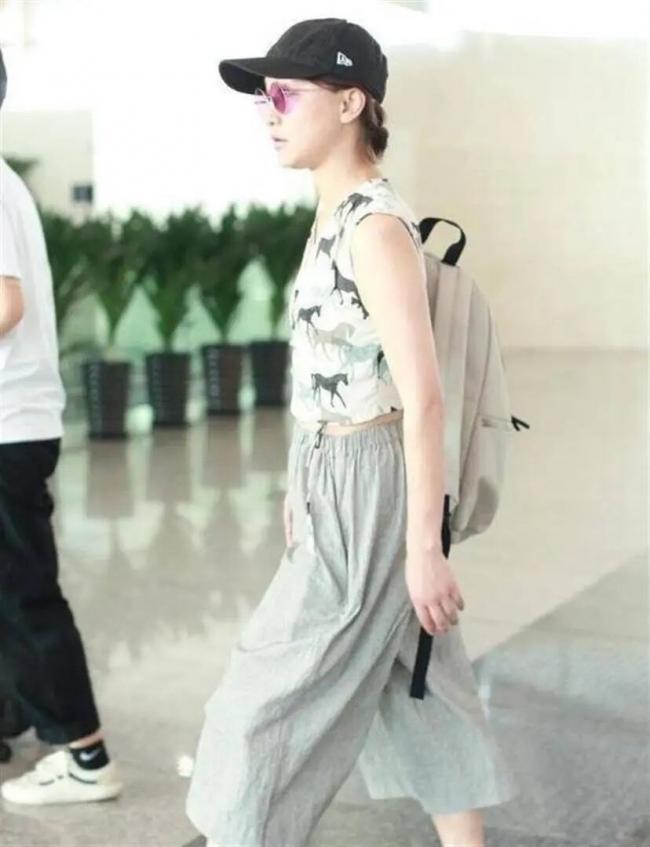 51岁周迅机场生图被拍 像20岁姑娘 全身百元货