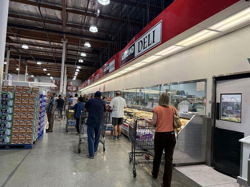 好市多勞工節折扣提前開跑，涵蓋電子產品、居家用品及食品等多類商品，吸引會員到店採...