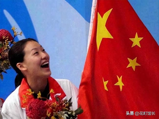 伏明霞全家罕见同框 完全富婆样 女儿似明星