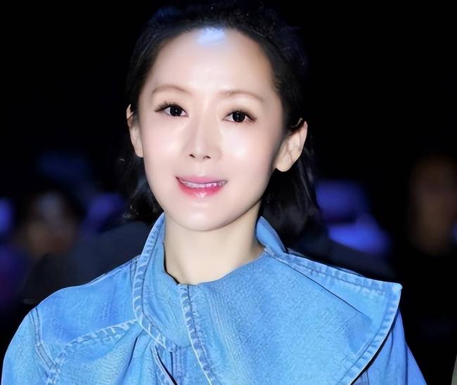 她是军人出身，被坑演了三级片，险赔2亿