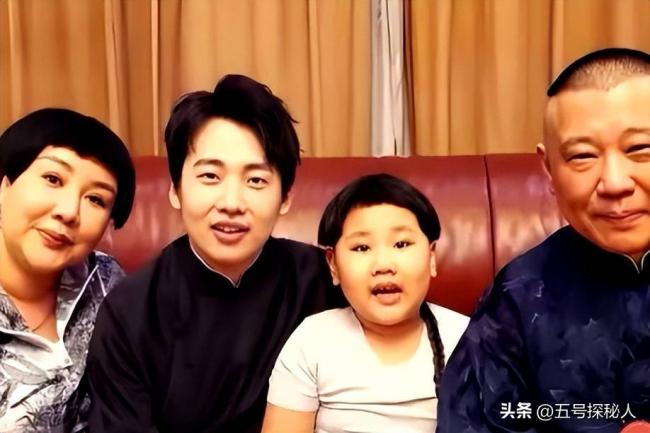 郭德纲二儿子长相太着急 和老妈共用一张脸