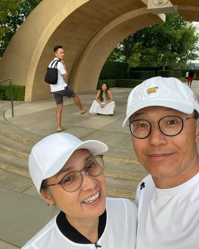 68岁苗侨伟温哥华退休生活曝光 遛狗赏花好惬意（配图5）