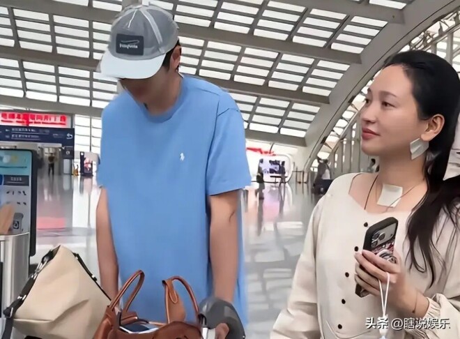 43岁金莎腰腹圆润下意识护肚 真的瞒不住了？（配图14）