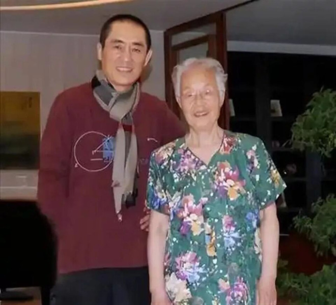 嫁给张艺谋15年陈婷母亲近照曝光 戴着玉镯（配图4）