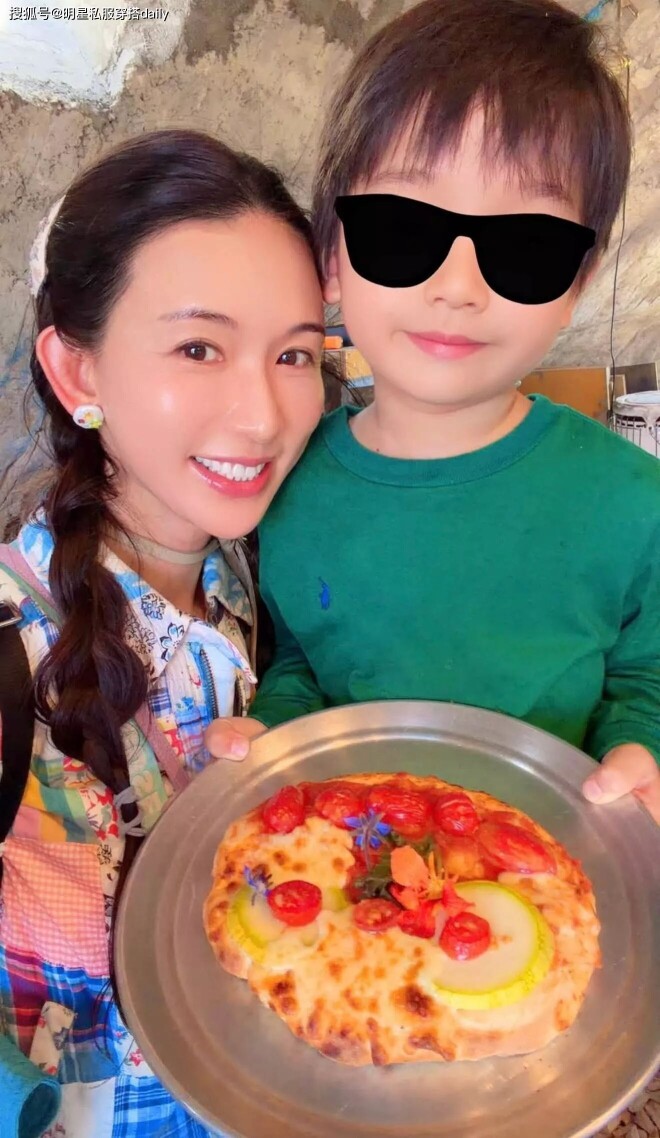 林志玲带儿子采摘做披萨 田园风一点不像51岁（配图1）